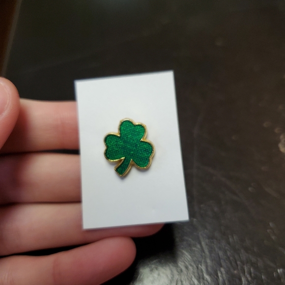 Little shamrock pin - Picture 3 of 4